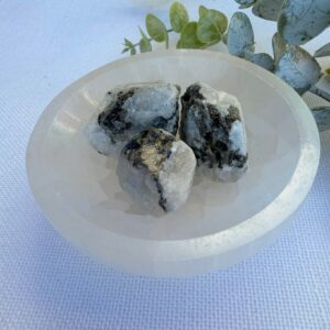 raw-moonstone-the-stone-of-intuition-new-beginnings